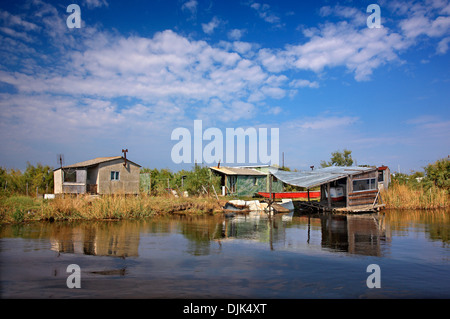 Les cabanes de pêcheurs sur pilotis au delta du fleuve Evros, Thrace (Thraki), en Grèce. Banque D'Images