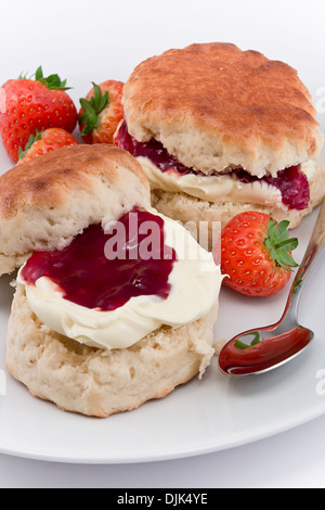 Thé traditionnel de Devonshire scones garnies de crème caillée et confiture de fraise souvent servis avec du café ou du thé Banque D'Images