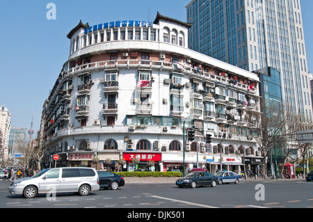 Appartement maison au milieu Xizang Road avec le bâtiment du siège social bloc sur la droite à Shanghai, Chine Banque D'Images