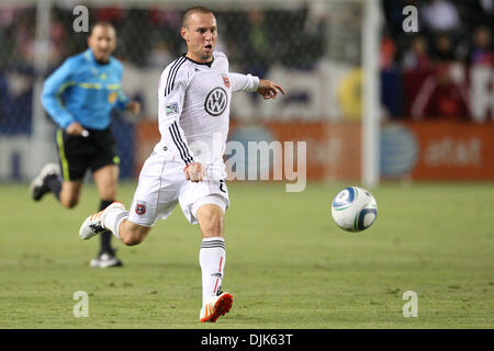 Le 29 août 2010 - Carson, Californie, États-Unis d'Amérique - D.C. United terrain (# 6) KURT MORSINK Contrôle le ballon pendant le Chivas USA vs DC United match au Home Depot Center, Chivas USA file à la moitié avec un score de 1-0. (Crédit Image : © Brandon Parry/global/ZUMApress.com) Southcreek Banque D'Images