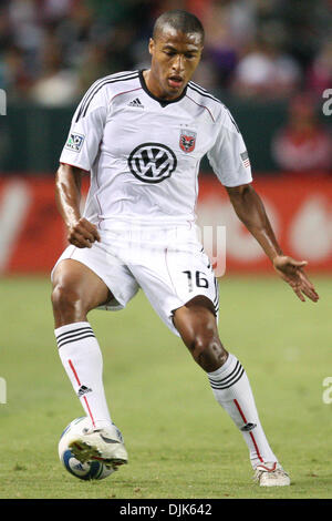 Le 29 août 2010 - Carson, Californie, États-Unis d'Amérique - D.C. United defender (# 16) JORDANIE GREYE Contrôle le ballon pendant le Chivas USA vs DC United match au Home Depot Center, Chivas USA a ensuite battu United avec un score de 1-0. (Crédit Image : © Brandon Parry/global/ZUMApress.com) Southcreek Banque D'Images