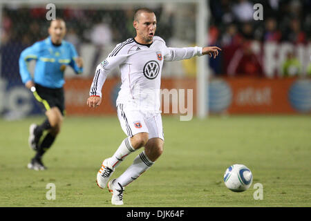 Le 29 août 2010 - Carson, Californie, États-Unis d'Amérique - D.C. United terrain (# 6) KURT MORSINK Contrôle le ballon pendant le Chivas USA vs DC United match au Home Depot Center, Chivas USA file à la moitié avec un score de 1-0. (Crédit Image : © Brandon Parry/global/ZUMApress.com) Southcreek Banque D'Images