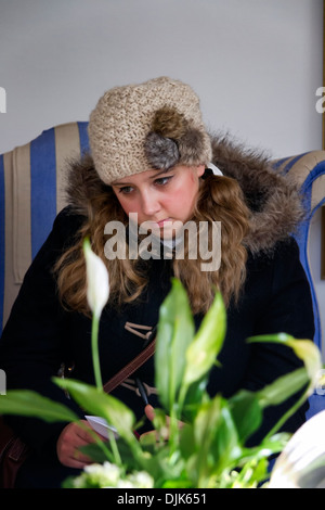 Jeune femme assise , perdu dans ses pensées Banque D'Images