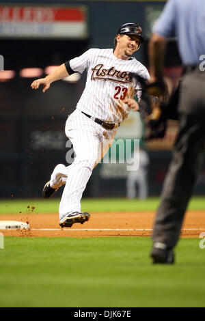 30 août 2010 - Houston, Texas, États-Unis d'Amérique - Baseball Houston Astros Chris Johnson (23) et troisième cycles généraux pour la maison. Les Astros de Houston défait la St Louis Cardinals 3 - 0 au Minute Maid Park de Houston, Texas. (Crédit Image : © Luis Leyva/ZUMApress.com) Southcreek/mondial Banque D'Images