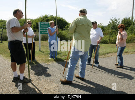 Septembre 02, 2010 - Memphis, TN, États-Unis - 2 septembre 2010 - Joe Willwerth, gauche, (CQ) de Collierville, a été l'un des nombreux bénévoles de la communauté qui ont aidé la police et de la famille recherche, jeudi, pour Robert Ellsworth, d'Eads qui a disparu samedi. La police a fouillé par la Wolf River, tandis que les membres de la communauté la plus proche de champs peigné le coin sud-est de Shelby Farms lookin Banque D'Images