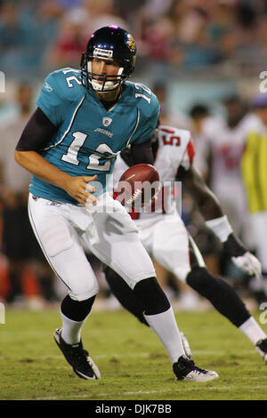 Septembre 02, 2010 - Jacksonville, Florida, United States of America - Jacksonville Jaguars quarterback Luke McCown ressemble au début de transfert dans le match contre les jaguars de Jacksonville. Les jaguars sont en tête les Falcons 10-6 a la mi-temps dans le jeu à l'Everbank Field à Jacksonville, FL. (Crédit Image : © David Roseblum/ZUMApress.com) Southcreek/mondial Banque D'Images