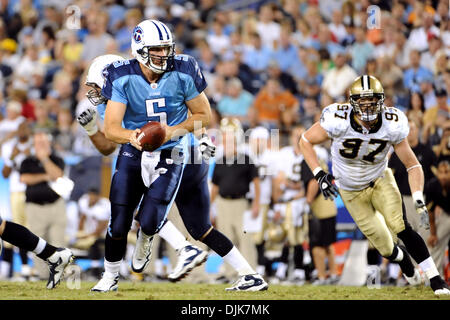 Septembre 02, 2010 - Nashville, Tennessee, United States of America - Tennessee Titans quarterback Kerry Collins (5) recherche la main durant la première moitié de l'action entre les Tennessee Titans et New Orleans Saints au LP Field de Nashville, Tennessee. L'exemple de l'Titan les Saints à la moitié. (Crédit Image : © Bryan Hulse/global/ZUMApress.com) Southcreek Banque D'Images