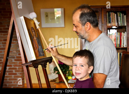 M. Giannis Sarsakis, artiste de l'Evros (Didymoteicho, Thraki, Grèce), avec l'un de ses fils, Sunrise Hotel dans son atelier. Banque D'Images