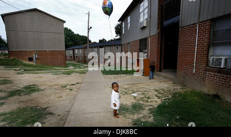 Septembre 02, 2010 - Memphis, TN, États-Unis - 2 septembre, 2010 - 2 Darmarion , Mosby, tient un ballon tout en jouant à l'extérieur de son domicile dans le Warren Appartements sur Clémentine. Le complexe d'appartements savoir pour son abondance de trafiquants de drogue et les membres de gangs assis sur stoops et accrochant dans entre les bâtiments est maintenant libérée par l'agent de police de façon à le rendre plus sûr pour les parents de laisser leurs chi Banque D'Images