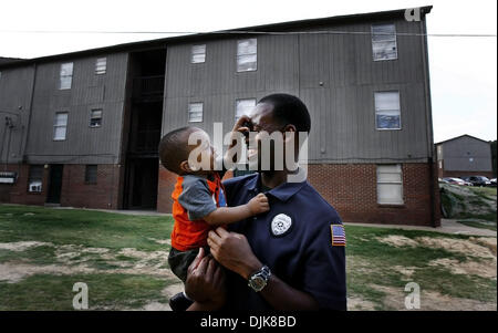 Septembre 02, 2010 - Memphis, TN, États-Unis - 2 septembre 2010 - Memphis hors-service policier Dennis Manning (droite) joue avec Deneko Williams, 15 mois (à gauche) pour patrouiller l'Warren Appartements sur Clémentine. Après l'appartement les nouveaux propriétaires de complexes mis en œuvre des procédures de lutte contre la criminalité, les parents se sentent à l'aise de laisser leurs enfants jouer dehors sans les craintes de violenc Banque D'Images