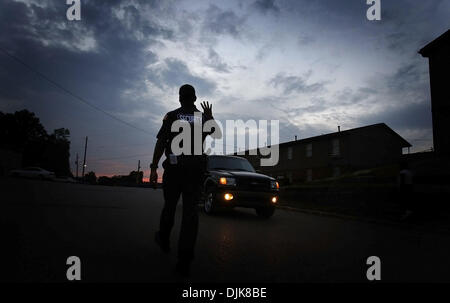 Septembre 02, 2010 - Memphis, TN, États-Unis - 2 septembre 2010 - Memphis hors-service policier Dennis Manning vagues aux passants pour patrouiller l'Warren Appartements sur Clémentine. Le complexe de neuf propriétaires ont mis en place des clôtures, embauché des agents de police hors de patrouiller les lots et mis en place un couvre-feu pour les résidents de combattre le crime et de changer la réputation de quartiers ha Banque D'Images