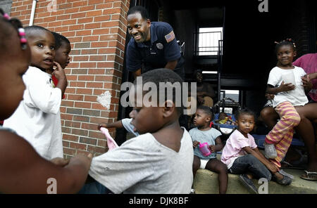 Septembre 02, 2010 - Memphis, TN, États-Unis - 2 septembre 2010 - Memphis hors-service policier Dennis Manning (top) des blagues avec les enfants du quartier pour patrouiller l'Warren Appartements sur Clémentine. Après l'appartement les nouveaux propriétaires de complexes mis en œuvre des procédures de lutte contre la criminalité, les parents se sentent à l'aise de laisser leurs enfants jouer dehors sans les craintes de l'éclatement de la violence Banque D'Images