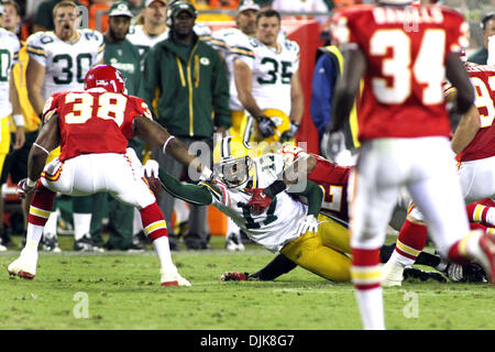 Septembre 02, 2010 - Kansas City, Missouri, États-Unis d'Amérique - Green Bay Packers receveur Charles Dillon # 17 s'étend pour plus de métrage tout en étant présenté par Kansas City Chiefs linebacker David Herron # 52 au cours d'action de jeu entre les Chiefs de Kansas City et les Packers de Green Bay au Arrowhead Stadium de Kansas City, Missouri. Les chefs défait les Packers de Green Bay Banque D'Images