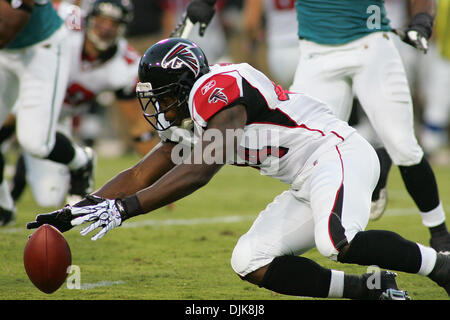 Septembre 02, 2010 - Jacksonville, Florida, United States of America - Atlanta Falcons d'utiliser de nouveau Jason Snelling récupère un fumble au début du match contre les jaguars de Jacksonville. Les jaguars sont en tête les Falcons 10-6 a la mi-temps dans le jeu à l'Everbank Field à Jacksonville, FL. (Crédit Image : © David Roseblum/ZUMApress.com) Southcreek/mondial Banque D'Images