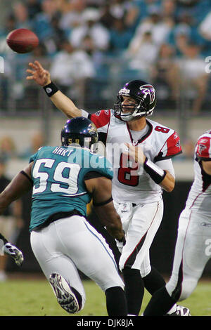 Septembre 02, 2010 - Jacksonville, Florida, United States of America - Atlanta Falcons quarterback Chris Redmon jette une note au début du match contre les jaguars de Jacksonville. Les jaguars sont en tête les Falcons 10-6 a la mi-temps dans le jeu à l'Everbank Field à Jacksonville, FL. (Crédit Image : © David Roseblum/ZUMApress.com) Southcreek/mondial Banque D'Images
