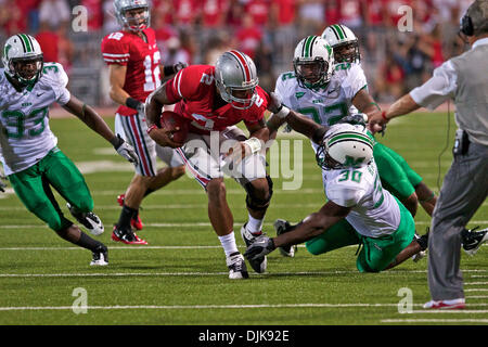 Septembre 02, 2010 - Columbus, Ohio, États-Unis d'Amérique - Ohio State JR QB Terrelle Pryor (# 2) est abordé sur une course par Marshall SR LB Mario Harvey (# 30) et SR SS Kevin Perry (# 22) comme entraîneur-chef de l'état de l'Ohio Jim Tressel montres de la ligne dans le deuxième quart du jeu entre # 2 et l'état de l'Ohio Ohio Stadium à Marshall, Columbus, Ohio. Ohio State défait 45-7 Marshall. (Cr Banque D'Images