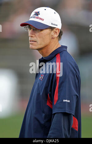Septembre 03, 2010 - Montréal, Québec, Canada - l'entraîneur-chef des Alouettes de Montréal Marc Trestman surveille ses joueurs dans l'échauffement avant le match entre la LCF Les Lions de la Colombie-Britannique et les Alouettes de Montréal au Stade Percival-Molson. BC a gagné 38-17. (Crédit Image : © Philippe Champoux/ZUMApress.com) Southcreek/mondial Banque D'Images