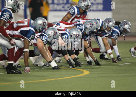 Septembre 03, 2010 - Montréal, Québec, Canada - la ligne défensive des Alouettes de Montréal pour se préparer à jouer dans une action de jeu au cours de la CFL match entre les Lions de la Colombie-Britannique et les Alouettes de Montréal au Stade Percival-Molson. BC a gagné 38-17. (Crédit Image : © Philippe Champoux/ZUMApress.com) Southcreek/mondial Banque D'Images