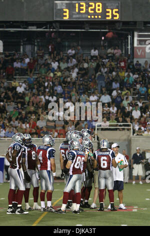 Septembre 03, 2010 - Montréal, Québec, Canada - les joueurs des Alouettes de Montréal prenez un moment entre les parties au cours de la CFL match entre les Lions de la Colombie-Britannique et les Alouettes de Montréal au Stade Percival-Molson. BC a gagné 38-17. (Crédit Image : © Philippe Champoux/ZUMApress.com) Southcreek/mondial Banque D'Images