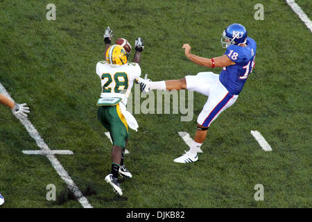 Septembre 04, 2010 - Lawrence, Kansas, United States of America - North Dakota State d'utiliser de nouveau Mike Sigers (28) bloque le punt punter Kansas par Alonso Rojas (18) au cours de l'action au 1er semestre Memorial Stadium à Lawrence, Kansas. Le score est à égalité à 3-3 à la moitié. (Crédit Image : © Jacob Paulsen/global/ZUMApress.com) Southcreek Banque D'Images