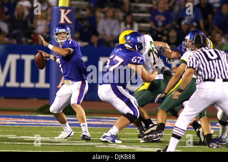 Septembre 04, 2010 - Lawrence, Kansas, United States of America - Kansas quarterback Kale Pick (7) a l'air d'adopter en tant que juge de ligne offensive Duane Prag (67) bloque l'État du Dakota du Nord, s'attaquer à Matthieu Gratzek défensives (70) au cours de l'action de jeu à la Memorial Stadium à Lawrence, Kansas. Les Bisons de l'État du Dakota du Nord, le Kansas Jayhawks défait 6-3. (Crédit Image : © Jacob Paulsen/Southcreek Glob Banque D'Images