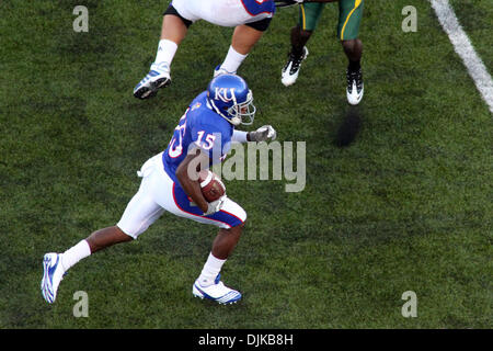 Septembre 04, 2010 - Lawrence, Kansas, United States of America - Kansas Daymond évoluait Patterson (15) et des mains pour l'utilisation des verges au cours de jeu d'action à la Memorial Stadium à Lawrence, Kansas. Les Bisons de l'État du Dakota du Nord, le Kansas Jayhawks défait 6-3. (Crédit Image : © Jacob Paulsen/global/ZUMApress.com) Southcreek Banque D'Images