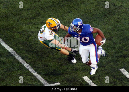 Septembre 04, 2010 - Lawrence, Kansas, United States of America - Kansas D.J. évoluait Beshears (20) pousse l'État du Dakota du Nord, John Pike évoluait (15) au cours de l'action de jeu à la Memorial Stadium à Lawrence, Kansas. Les Bisons de l'État du Dakota du Nord, le Kansas Jayhawks défait 6-3. (Crédit Image : © Jacob Paulsen/global/ZUMApress.com) Southcreek Banque D'Images