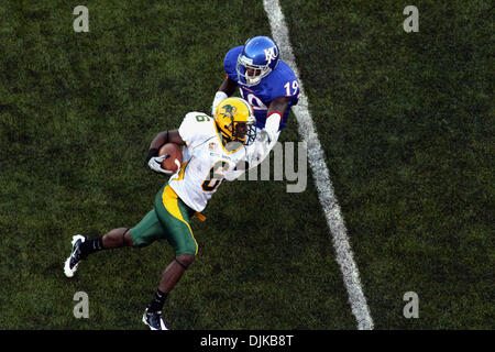 Septembre 04, 2010 - Lawrence, Kansas, United States of America - North Dakota State wide receiver Tite Mack (6) pousse passé Kansas Isiah évoluait Barfield (19) au cours de l'action de jeu à la Memorial Stadium à Lawrence, Kansas. Les Bisons de l'État du Dakota du Nord, le Kansas Jayhawks défait 6-3. (Crédit Image : © Jacob Paulsen/global/ZUMApress.com) Southcreek Banque D'Images