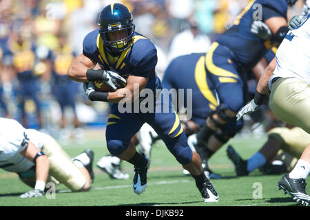 Septembre 04, 2010 - Berkeley, Californie, États-Unis d'Amérique - Cal TO Sofele Isi (20) brise la ligne de scrimage pendant le match NCAA entre la Californie et les Golden Bears de l'UC Davis Aggies à Memorial Stadium. Cal mène 35-0 à la demie. (Crédit Image : © Matt Cohen/ZUMApress.com) Southcreek/mondial Banque D'Images