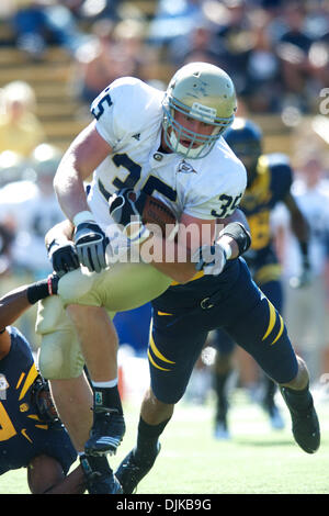 Septembre 04, 2010 - Berkeley, Californie, États-Unis d'Amérique - UC Davis TE Dean Rogers (35) lutte à travers un attaquer durant le match NCAA entre la Californie et les Golden Bears de l'UC Davis Aggies à Memorial Stadium. Cal acheminés Davis 52-3. (Crédit Image : © Matt Cohen/ZUMApress.com) Southcreek/mondial Banque D'Images