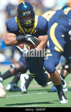 Septembre 04, 2010 - Berkeley, Californie, États-Unis d'Amérique - Cal TO Sofele Isi (20) protège la balle alors qu'il franchit la ligne de mêlée au cours de la NCAA match entre la Californie et les Golden Bears de l'UC Davis Aggies à Memorial Stadium. Cal acheminés Davis 52-3. (Crédit Image : © Matt Cohen/ZUMApress.com) Southcreek/mondial Banque D'Images