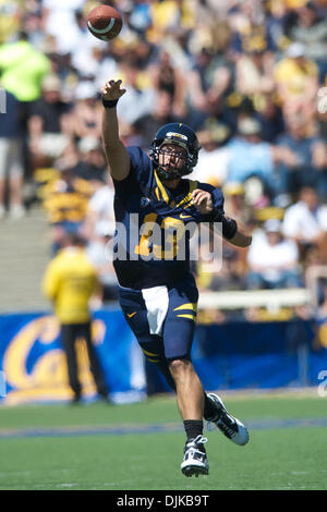 Septembre 04, 2010 - Berkeley, Californie, États-Unis d'Amérique - Cal QB Kevin Riley (13) lance une passe au cours de la NCAA match entre la Californie et les Golden Bears de l'UC Davis Aggies à Memorial Stadium. Cal acheminés Davis 52-3. (Crédit Image : © Matt Cohen/ZUMApress.com) Southcreek/mondial Banque D'Images