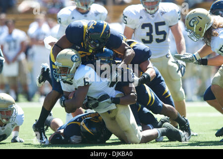 Septembre 04, 2010 - Berkeley, Californie, États-Unis d'Amérique - la défense Cal smothers UC Davis WR Élon Wyatt (6) au cours de la NCAA match entre la Californie et les Golden Bears de l'UC Davis Aggies à Memorial Stadium. Cal acheminés Davis 52-3. (Crédit Image : © Matt Cohen/ZUMApress.com) Southcreek/mondial Banque D'Images