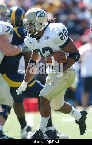 Septembre 04, 2010 - Berkeley, Californie, États-Unis d'Amérique - UC Davis RB Josh Reese (22) porte la balle pendant le jeu entre la NCAA California Golden Bears et l'UC Davis Aggies à Memorial Stadium. Cal acheminés Davis 52-3. (Crédit Image : © Matt Cohen/ZUMApress.com) Southcreek/mondial Banque D'Images