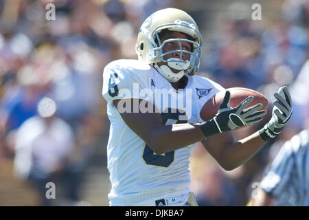 Septembre 04, 2010 - Berkeley, Californie, États-Unis d'Amérique - UC Davis WR Élon Wyatt (6) lancement d'un elastique au cours du jeu NCAA entre la Californie et les Golden Bears de l'UC Davis Aggies à Memorial Stadium. Cal acheminés Davis 52-3. (Crédit Image : © Matt Cohen/ZUMApress.com) Southcreek/mondial Banque D'Images