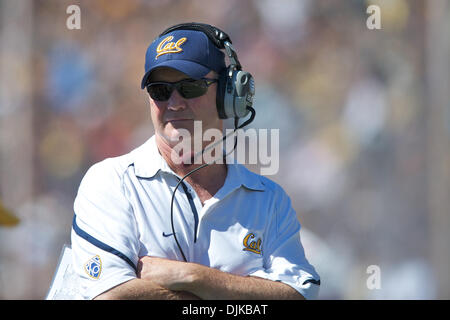 Septembre 04, 2010 - Berkeley, Californie, États-Unis d'Amérique - Cal l'entraîneur-chef Jeff Tedford pas l'écart au cours du jeu NCAA entre la Californie et les Golden Bears de l'UC Davis Aggies à Memorial Stadium. Cal acheminés Davis 52-3. (Crédit Image : © Matt Cohen/ZUMApress.com) Southcreek/mondial Banque D'Images