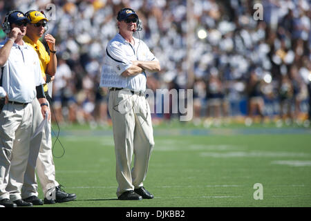 Septembre 04, 2010 - Berkeley, Californie, États-Unis d'Amérique - Cal l'entraîneur-chef Jeff Tedford pas l'écart au cours du jeu NCAA entre la Californie et les Golden Bears de l'UC Davis Aggies à Memorial Stadium. Cal acheminés Davis 52-3. (Crédit Image : © Matt Cohen/ZUMApress.com) Southcreek/mondial Banque D'Images