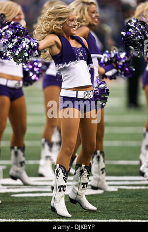 Septembre 04, 2010 - Arlington, Texas, United States of America - TCU cheerleaders en action au cours de la TCU et Oregon State football game au Cowboys Stadium à Arlington, TX. (Crédit Image : © Dan Wozniak/ZUMApress.com) Southcreek/mondial Banque D'Images