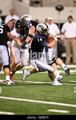 Septembre 04, 2010 - Arlington, Texas, United States of America - TCU Horned Frogs quarterback Andy Dalton # 14 en action au cours de la TCU et Oregon State football game au Cowboys Stadium à Arlington, TX. (Crédit Image : © Dan Wozniak/ZUMApress.com) Southcreek/mondial Banque D'Images