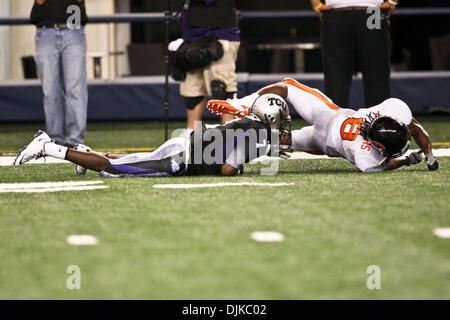 Septembre 04, 2010 - Arlington, Texas, United States of America - Oregon State Beavers wide receiver James Rodgers # 8 et TCU Horned Frogs Greg évoluait McCoy # 7 en action au cours de la TCU et Oregon State football game au Cowboys Stadium à Arlington, TX. (Crédit Image : © Dan Wozniak/ZUMApress.com) Southcreek/mondial Banque D'Images