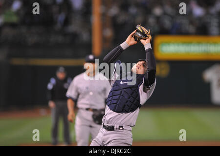 Septembre 04, 2010 - Oakland, CA, États-Unis - 07 juillet 2010, Oakland, CA, USA ; Yankee catcher Jorge Posada (20) attrape un pop up de mercredi du 6-2 victoire sur l'Oakland A's. (Crédit Image : © Scott Beley/global/ZUMApress.com) Southcreek Banque D'Images