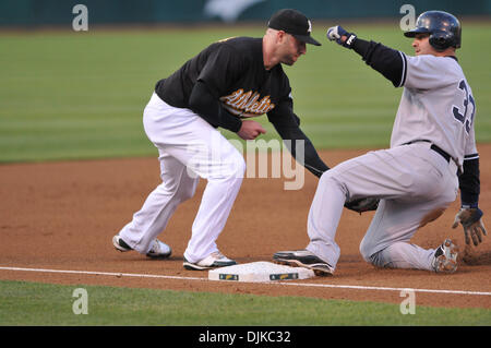 Septembre 04, 2010 - Oakland, CA, États-Unis - 07 juillet 2010, Oakland, CA, USA ; le voltigeur des Yankees Nick Swisher (33) glisse en troisième lors de la journée de mercredi 6-2 victoire sur les Athletics d'Oakland. (Crédit Image : © Scott Beley/global/ZUMApress.com) Southcreek Banque D'Images
