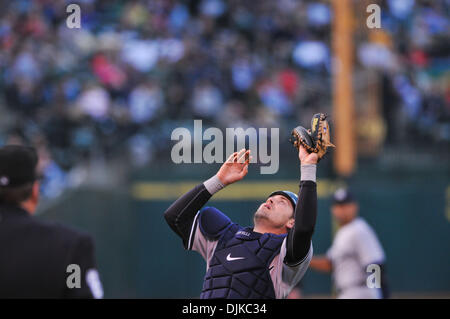Septembre 04, 2010 - Oakland, CA, États-Unis - 07 juillet 2010, Oakland, CA, USA ; Yankee catcher Jorge Posada (20) capture une fausse balle de mercredi du 6-2 victoire sur les Athletics d'Oakland. (Crédit Image : © Scott Beley/global/ZUMApress.com) Southcreek Banque D'Images