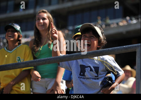 Septembre 04, 2010 - Oakland, CA, États-Unis - 11 juillet 2010, Oakland, CA, USA ; les jeunes fans de profiter d'un dimanche. L'athlétisme a battu les anges 5-2. (Crédit Image : © Scott Beley/global/ZUMApress.com) Southcreek Banque D'Images