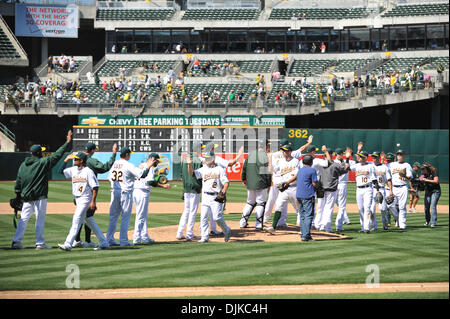 Septembre 04, 2010 - Oakland, CA, États-Unis - 11 juillet 2010, Oakland, CA, USA ; un ses coéquipiers à se féliciter après dimanche. L'athlétisme a battu les anges 5-2. (Crédit Image : © Scott Beley/global/ZUMApress.com) Southcreek Banque D'Images
