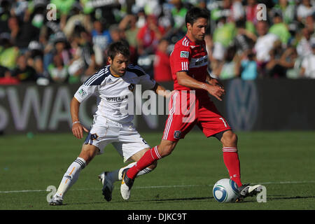 Septembre 04, 2010 - Bridgeview, Illinois, États-Unis d'Amérique - Chicago Fire John Thorrington au poste (11) maintient la balle loin de Los Angeles Galaxy Dema milieu Kovalenko (21) pendant la seconde moitié de l'action jeu MLS entre le Chicago Fire et les Los Angeles Galaxy au Toyota Park de Bridgeview, IL. Le Los Angeles Galaxy lié l'incendie de Chicago 1-1. (Crédit Image : © Geo Banque D'Images