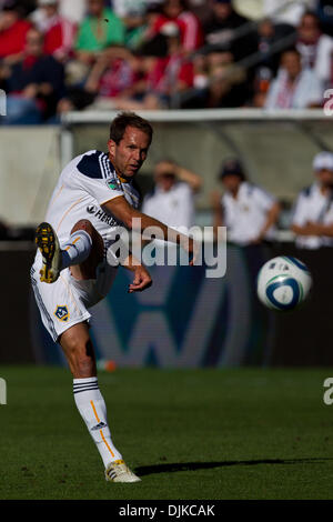 Septembre 04, 2010 - Bridgeview, Illinois, États-Unis d'Amérique - le milieu de terrain de Los Angeles Galaxy Eddie Lewis (6) prend un tir au but lors de la MLS match entre les Chicago Fire et les Los Angeles Galaxy au Toyota Park de Bridgeview, IL. L'incendie lié la galaxie 1-1. (Crédit Image : © Geoffrey Siehr/ZUMApress.com) Southcreek/mondial Banque D'Images