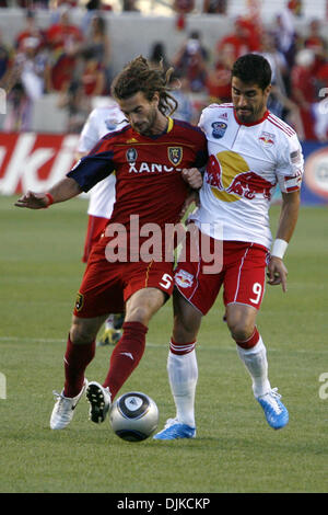 Septembre 04, 2010 - Salt Lake City, Utah, États-Unis d'Amérique - le milieu de terrain du Real Salt Lake Kyle Beckerman (5), gauche, et New York Red Bulls avant Juan Pablo Angel (9) lutte pour la balle dans Rio Tinto Stadium..Stephen Holt / Southcreek Global Media (Image Crédit : © Stephen Holt/ZUMApress.com) Southcreek/mondial Banque D'Images