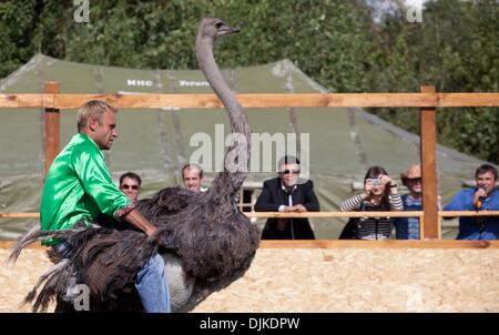 4 sept 2010 - Kiev, Ukraine - A man rides une autruche au cours d'une course d'Autruche dans une ferme. (Crédit Image : © PhotoXpress/ZUMApress.com) Banque D'Images