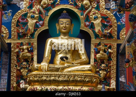 Statue de Bouddha dans l'humeur sereine au monastère Namdroling à Bylakuppe, près de Kushalnagar, District de Mysore, Karnataka, Inde, Asie Banque D'Images